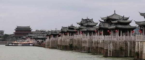 Cầu được khởi công xây dựng từ năm 1170 vào thời Nam Tống và hoàn thành sau 57 năm. Với chiều dài gần 520 mét, cầu có 24 trụ đá chính (mố cầu) được xây thành đình đài lầu các theo kiểu mái cong ở cả hai đầu Đông-Tây và nhịp giữa dài 100 mét đặt trên 18 chiếc thuyền.