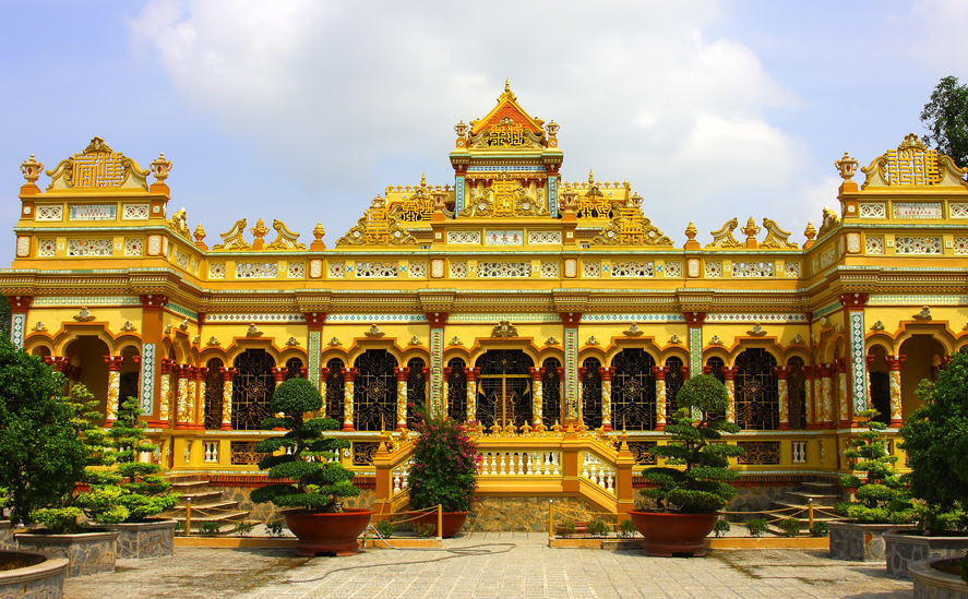 Chùa Vĩnh Tràng có kiến trúc lớn nhất Mỹ Tho mang kiến trúc Angkor-Âu. Ảnh: giaohoiphatgiao.