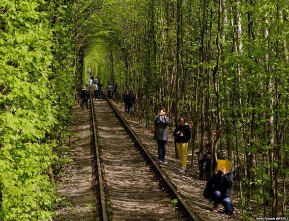 “Đường hầm Tình yêu” nhanh chóng được nhiều người biết đến tại Ukraine. Cảnh tượng ngoạn mục nhưng không kém phần nên thơ này là nguồn cảm hứng bất tận cho các nhiếp ảnh gia và những đôi lứa yêu nhau. 