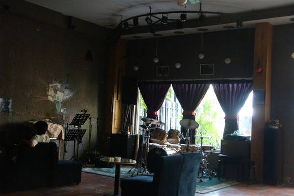 Quán cafe Tùng Jazz với phong cách cổ điển, được nhiều người đến thưởng thức âm nhạc. Ảnh: vinalo