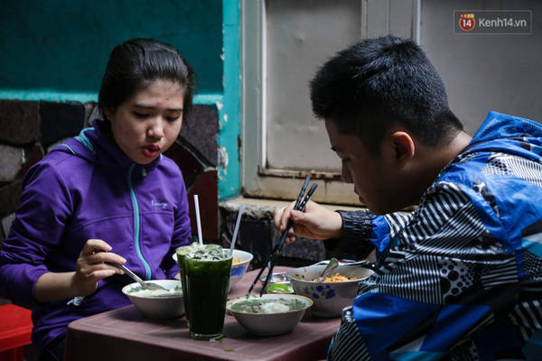 Ăn mì muối không thể không gọi thêm ly nước mát để giải tỏa cơn khát do vị mặn gây ra.