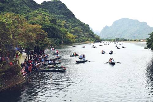 Tràng An - Phim Kong, Pan, Thiên mệnh anh hùng Danh thắng Tràng An, cách thành phố Ninh Bình 7 km, cách Hà Nội 96 km về hướng nam là điểm đến được yêu thích bởi cảnh quan sơn thủy hữu tình. Tràng An xuất hiện trong 2 phim Mỹ là Kong và Pan, và phim Việt chiếu rạp Thiên mệnh anh hùng, Tấm Cám. Những ngày cuối tuần, dịp lễ Tết, Tràng An luôn đông kín người, du khách phải xếp hàng đợi lâu mới đến lượt lên thuyền. Ảnh: Má Lúm.