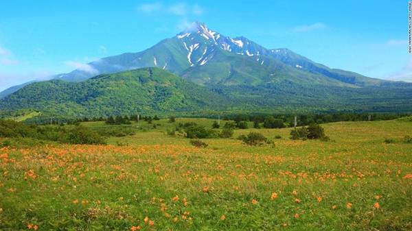 1. Hokkaido, Nhật Bản: Nổi tiếng thế giới với các khu nghỉ dưỡng trượt tuyết và tuyết mịn như nhung, mỗi mùa Hokkaido lại có những khung cảnh tuyệt vời để du khách khám phá. Bạn có thể sử dụng dịch vụ tàu siêu tốc mới từ Tokyo để di chuyển tới đây, trải nghiệm thiên nhiên, ẩm thực và văn hóa. 