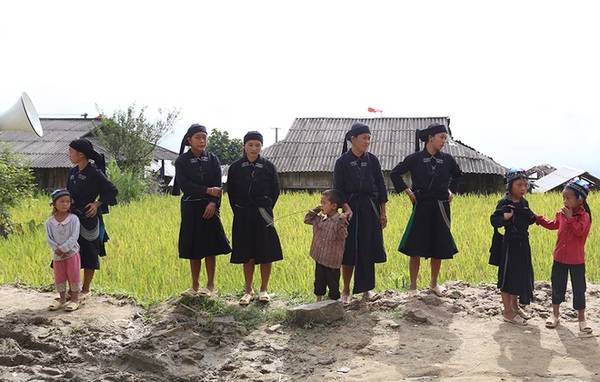 Mùa thu cũng là thời điểm đồng bào La Chí sống ở nơi tận cùng cực Bắc diễn ra nhiều hoạt động cộng đồng trước khi mùa gặt tới. Tại sân chơi chung của xã, người dân tập trung chơi trò chơi và mừng lễ hội Cúng cơm mới.