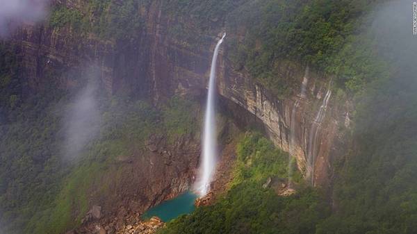 9. Meghalaya, Ấn Độ: Meghalaya là một bang ở phía đông bắc Ấn Độ. Trong tiếng Sanskrit, Meghalaya có nghĩa là “phía trên những đám mây”. Đây là điểm đến lý tưởng cho những người ưa khám phá và mạo hiểm, với thác Nohkalikai cao 340 m - thác nước cao nhất Ấn Độ. 