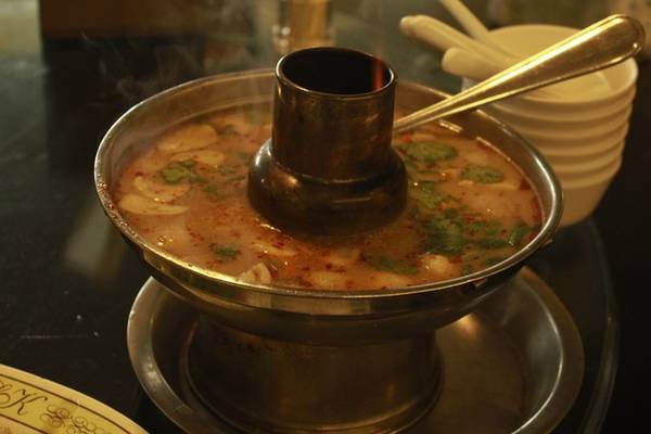 Nồi lẩu tom yum ở đây cũng khá ngon miệng với nhiều loại hải sản tươi rói như tôm, mực được nấu chung với nấm. Nồi to đủ cho khoảng 5 - 6 người ăn có giá khoảng 200.000 đồng.