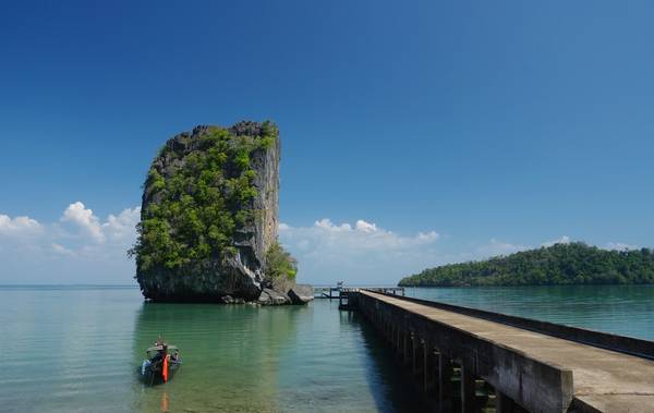 Ko Tarutao là một trong số 51 hòn đảo thuộc quần đảo Công viên Hải dương Quốc gia Tarutao. Hòn đảo này có đủ loại nhà nghỉ, nơi cắm trại. Du khách đến đây có thể tận hưởng bầu không khí yên bình, trong lành, ngắm nhìn những ngọn núi đá vôi lởm chởm. Ngoài ra, bạn còn có cơ hội chiêm ngưỡng những loài động vật quý hiếm, đặc biệt khi đi đến phía tây đảo, nơi các chú rùa biển to lớn thường xuất hiện. Ảnh: Flickr.