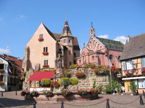 Lâu đài, nhà thờ, đài nước ở quảng trường Leon IX ở Eguisheim - Ảnh: viajeuniversal