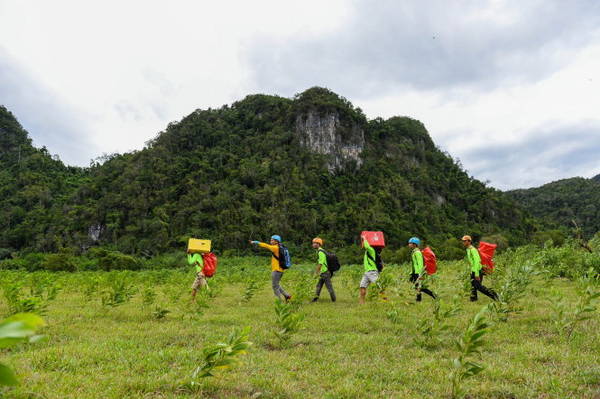 Đường vào hang Tiên