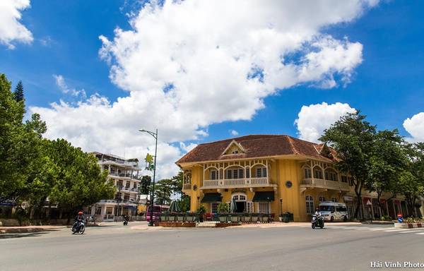 Thưởng thức những món ăn độc đáo hay tách cà phê thơm nồng trong nhà hàng kiểu Pháp trên đường Trần Phú. Bản thân tôi nhận thấy đây là nhà hàng có kiến trúc cổ đẹp nhất ở Đà Lạt.