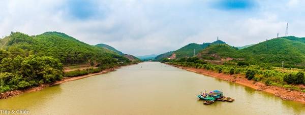 Cách thành phố Hải phòng hơn 180 km, Bình Liêu là một huyện vùng núi phía đông bắc của tỉnh Quảng Ninh. Phía bắc giáp với một số địa danh của Trung Quốc: huyện Ninh Minh, thành phố Sùng Tả và khu Phòng Thành, thành phố cảng Phòng Thành (Quảng Tây, Trung Quốc). Phía tây giáp với huyện Đình Lập (tỉnh Lạng Sơn). Phía đông giáp huyện Hải Hà (Quảng Ninh). Phía nam giáp huyện Tiên Yên và huyện Đầm Hà (tỉnh Quảng Ninh).