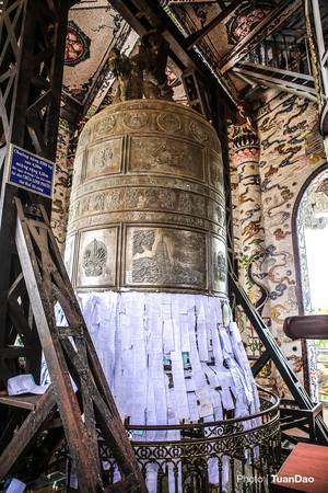 Bên trong tòa tháp có đại hồng chung nặng 8.500 tấn, được xác định là đại hồng chung lớn nhất Việt Nam. Các du khách đến đây thường viết tên mình và người thân vào giấy rồi dán lên đại hồng chung để cầu may mắn.