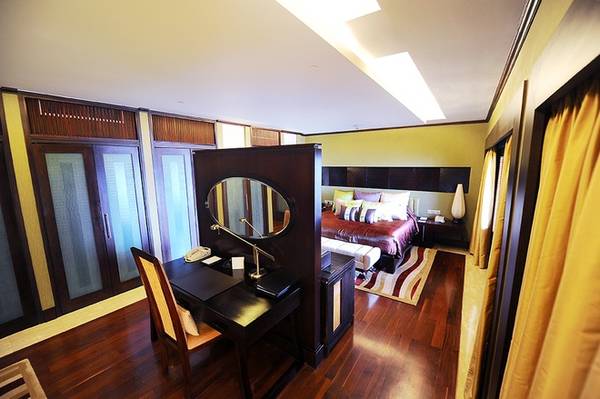 Phòng ngủ chính được thiết kế khá ấm cúng và kín đáo, tạo cảm giác riêng tư và an toàn cho các khách VIP ở đây.