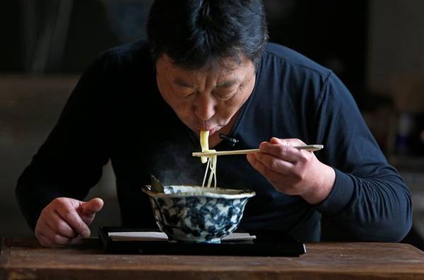 Húp xì xụp tạo thành tiếng khi ăn mì là cử chỉ lịch sự tại Nhật Bản. Ảnh: Huffington Post.