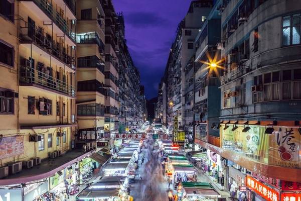 Cầu bắc qua phố Fa Yuen Mong Kok là một khu vực đang đổi thay hàng ngày. Nó luôn nhộn nhịp và náo động với những biển hiệu gắn đèn neon màu sắc. Cây cầu bắc qua phố Fa Yuen ở đây có thể cho bạn thấy cảnh chợ búa của các hàng quán. Du khách hãy tới nơi này vào lúc hoàng hôn để có thể ngắm được bầu trời ở cuối con đường đang dần tối trong khi phố xá bên dưới rực sáng ánh đèn.