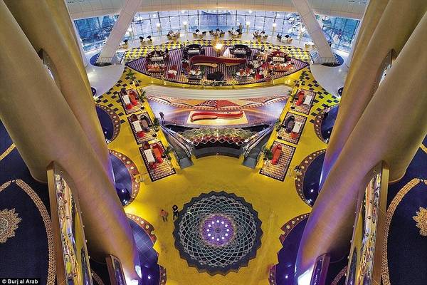 Burj Al Arab được thiết kế với những tinh hoa của nền văn hóa Ả Rập, với chiều cao lên tới 180 m (cao hơn tượng Nữ thần Tự Do ở New York, Mỹ).