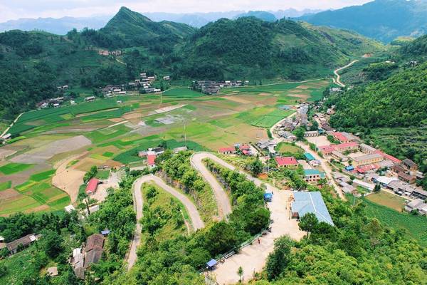 Thị trấn Quản Bạ cách trung tâm 50 km, nhìn ra núi đôi Cô Tiên.