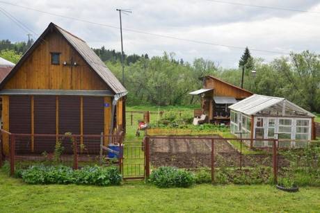 Một căn nhà tiêu biểu của làng quê Siberia: Nhà chính bên trái, nhà vườn trữ sản phẩm thu hoạch và dụng cụ làm vườn góc xa bên phải, nhà kính trồng rau quả mùa đông phía trước. Nhà vệ sinh tách khỏi nhà chính và nằm khuất sau nhà chính.