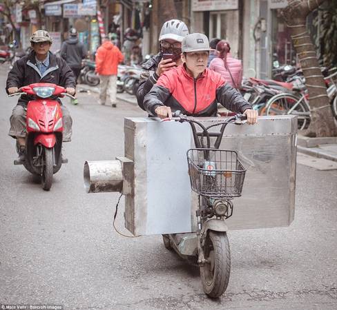 Người dân vận chuyển đủ thứ trên xe đạp, xe máy.