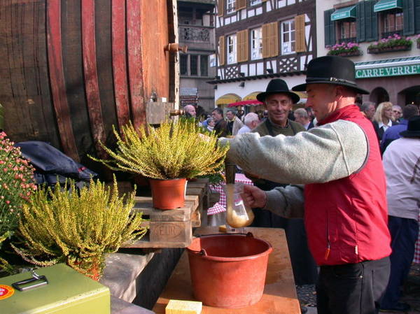 Lễ hội rượu vang ở Obernai - Ảnh: tourisme-alsace