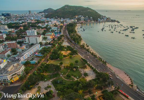 Lệnh cấm ăn uống trên bãi biển Vũng Tàu đã được ban hành và có hiệu lực áp dụng từ ngày 26−4. Đây được xem là động thái rất kiên quyết của chính quyền thành phố biển Vũng Tàu sau hàng loạt lời phàn nàn về cảnh tượng nấu nướng, xả rác tràn lan trên bãi biển. Ảnh:vungtaucity.vn