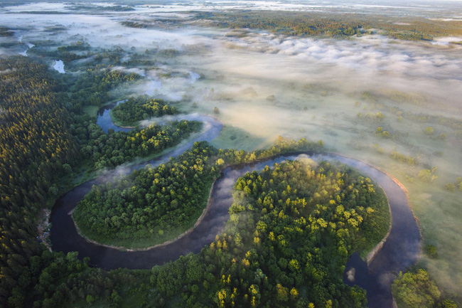 Nhìn từ trên cao, con sông Gauja uốn lượn quanh biên giới Estonia và Latvia vô cùng ấn tượng.