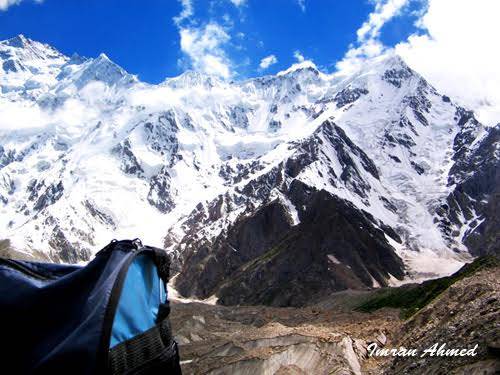 Núi Nanga Parbat cao 8.126 m, đứng thứ 9 trên thế giới. Không ai dám leo ngọn núi này vào mùa đông. Nanga Parbat được mệnh danh là “núi ăn thịt người” hay núi chết chóc bởi những vách đá dựng đứng và thời tiết diễn biến bất thường. Với những người có kỹ thuật và kinh nghiệm leo núi, việc chinh phục đỉnh Mont Blanc là chuyện dễ dàng. Tuy nhiên, do nằm ở biên giới giữa Pháp và Italy, nơi đây thu hút rất nhiều khách du lịch mỗi năm, bao gồm cả những người nghiệp dư. Đó là lý do tại sao 8.000 người đã chết tại ngọn núi này.