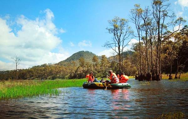 Phong cảnh xung quanh hồ mang vẻ đẹp riêng vào mỗi thời điểm trong ngày. Bạn nên chèo buổi sáng, khi trời xanh và trước 4h chiều khi trời nổi gió.