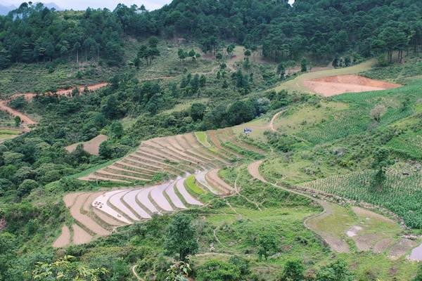 Từ Hà Nội hoặc Lào Cai di chuyển đến Hà Giang khoảng 6 giờ. Nếu bạn có ý định phượt Sa Pa thì cách 2 sẽ tiện nhất. Tuy cung đường này ngắn hơn khởi hành từ Hà Nội nhưng do địa hình đồi núi nên di chuyển mất thời gian tương đương nhau.