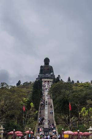 Ngày 3 Lantau và bức tượng Phật khổng lồ: Trở lại bến phà Star Ferry nhưng không phải để bạn đi đến đảo Hong Kong mà là từ Mui Wo đến đảo Lantau. Sau 30 phút đi phà, bạn sẽ phải đi xe buýt thêm 30 phút nữa để đến Ngong Ping và ở đây bạn sẽ thấy bức tượng Phật khổng lồ cùng với Thiền viện Polin. Đây đều là những địa danh linh thiêng mà bạn nên đến khi du lịch tại Hong Kong. Ảnh: weblogtheworld.