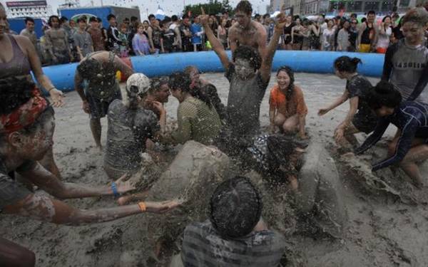 Các hoạt động khác gồm chạy marathon vượt chướng ngại vật, bơi giữa bể bùn khổng lồ… 