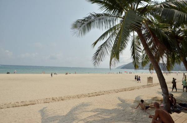 Tam Á (Sanya) là thành phố lớn thứ hai của đảo Hải Nam (Trung Quốc). Biển xanh, cát trắng, nơi này trở thành điểm quay phim, du lịch nổi tiếng và cũng là nơi thường xuyên diễn ra các cuộc thi hoa hậu thế giới.