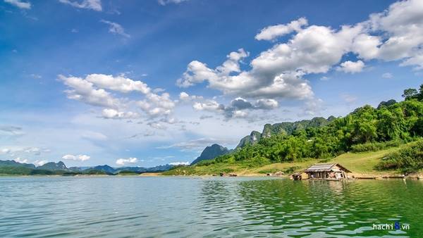 Thung Nai có nhiều bản làng nhỏ lẻ nhưng thanh bình. Các hộ dân chủ yếu sống mưu sinh bằng nghề nuôi cá lồng trên hồ.