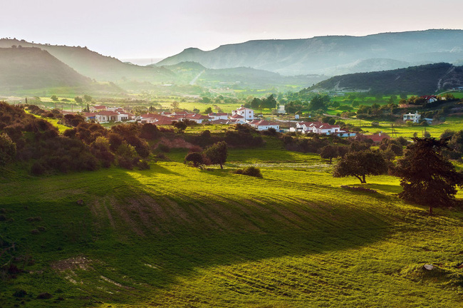 Làng Pissouri xinh đẹp là nơi lý tưởng để cưỡi ngựa hay tìm một quán rượu nhỏ để ngồi tán gẫu trong khi đại dương vẫn không ngừng rì rào bên cạnh.