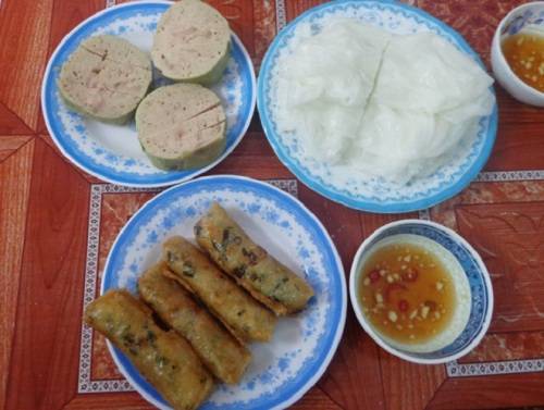 Ram bánh mướt giá 10.000 - 15.000 đồng một phần. Ảnh: Giao Thủy.