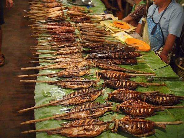 Chợ đêm Tây Đô (Cần Thơ) Chợ đêm Tây Đô mang đậm phong cách đặc trưng của miền Tây Nam Bộ, được du khách yêu thích nhất là các loại trái cây tươi ngon như mít, sầu riêng, xoài, dừa và nhiều loại bánh dân dã như bánh tét, bánh ống lá dứa… Các quầy ẩm thực bán hủ tíu, bánh canh, cá nướng luôn tay phục vụ du khách. Ảnh: dulichdongque.