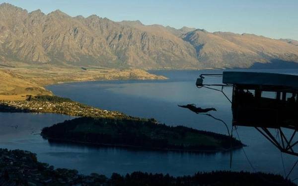 Bungee là trò chơi mạo hiểm "đặc sản" ở New Zealand. Kawarau gần vùng Queenstown là quê hương của môn nhảy này. Thông thường, người chơi sẽ leo lên một tháp cao, buộc dây đai quanh người và quăng mình xuống dưới mặt đất hay mặt nước. Cây cầu bắc qua sông Kawarau, thung lũng Gibbson là điểm đến lý tưởng để nhảy bungee.