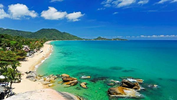 Đảo Koh Samui là một viên ngọc quý, nơi vẫn gìn giữ được sự dung dị, đơn giản. Hòn đảo được bao bọc bởi những bãi biển cát trắng, nước trong xanh. Bạn sẽ tận hưởng cảm giác được làm một Robinson thứ thiệt. Đây là hòn đảo lớn thứ ba Thái Lan, với rặng núi chạy xuyên suốt từ đông sang tây, băng qua những ngọn đồi xanh mướt. Màu xanh của các loại cây cối đôi khi còn được điểm xuyết bởi sắc xanh từ rặng dừa và những ruộng lúa non mơn mởn. Ảnh: getyourguide.