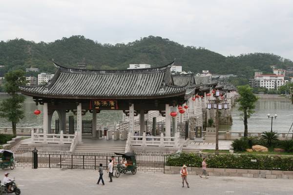 Cầu Quảng Tế, còn được gọi là cầu Tương Tử (Hàn Tương Tử trong bát tiên), là một cây cầu cổ bắc ngang qua sông Hàn, ngoài cửa Đông thành phố Triều Châu thuộc tỉnh Quảng Đông, Trung Quốc. Ảnh: wiki