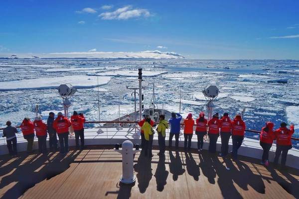 Sau khi bay khoảng 20.000 km, Wang cùng nhóm du khách đặt chân tới thành phố xa xôi nhất thế giới nằm ở phía nam, Ushuaia, Argentina. Từ đây, đoàn lên một du thuyền và bắt đầu hành trình khám phá châu Nam Cực. Từ trên boong của du thuyền, du khách cũng có thể nhìn ngắm được nhiều cảnh đẹp thiên nhiên.