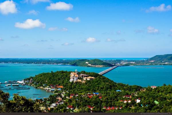 Songkhla: Cách thủ đô Bangkok 950 km, Songkhla phát triển đánh bắt hải sản, có bãi biển Samila đáng yêu và hồ Great SongKhla, nơi tọa lạc của công viên thủy cầm Khu Khut với140 loài chim khác nhau. Songkhla là một trong những thị trấn du lịch ven biển đẹp nhất phía nam với Hat Yai là trung tâm thương mại, giao lưu, giải trí chính, đặc biệt thu hút du khách đến từ Malaysia và Singapore. Ảnh: worldcompetes. 