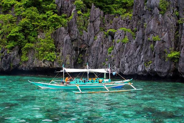 Đường từ sân bay Puerto Princesa về El Nido (đảo Palawan, Philippines) dài khoảng 260 km , với 4,5 tiếng chạy xe. Đường bê tông tuyệt đẹp, thẳng tắp, có một vài đoạn đèo.