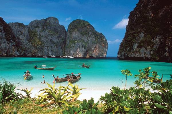 Ko Phi Phi là một quần đảo nhỏ thuộc tỉnh Krabi. Trong đó, Ko Phi Phi Don là hòn đảo lớn nhất, cũng là nơi duy nhất có người định cư lâu dài. Ko Phi Phi Leh nhỏ bé hơn, lại nổi tiếng vì từng là bối cảnh cho bộ phim “The Beach” do tài tử Leonardo DiCaprio đóng vai chính. Ko Phi Phi từng bị tàn phá nghiêm trọng trong trận sóng thần tháng 12/2014. Tuy nhiên, quần đảo đã hồi sinh và nhiều quy định được ban hành nhằm hạn chế chiều cao khách sạn, các tòa nhà khác nhằm lưu giữ vẻ đẹp tự nhiên nơi đây. Ảnh: foundtheworld.