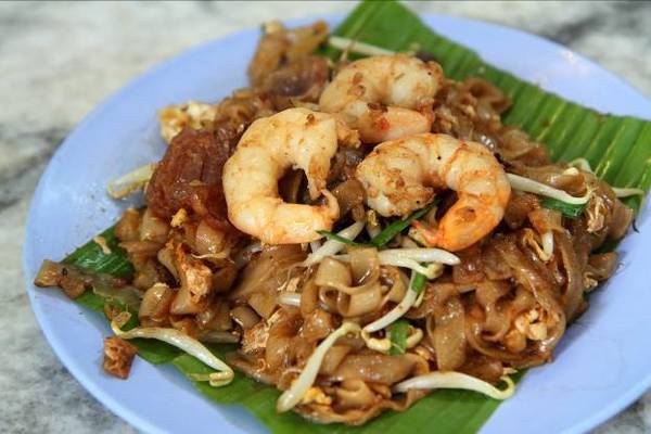 Char kway teow là mì xào với tôm, trứng, tương ớt, sò huyết và hẹ.