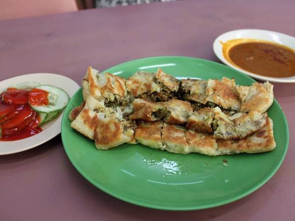 Murtabak làm từ bột, tương tự như roti prata (loại pancake của người Ấn Độ), nhưng bên trong có thêm nhân là thịt cừu xay, trứng và hành. Món này thường đi kèm một tô cà ri để thực khách lấy từng miếng bánh chấm vào ăn.