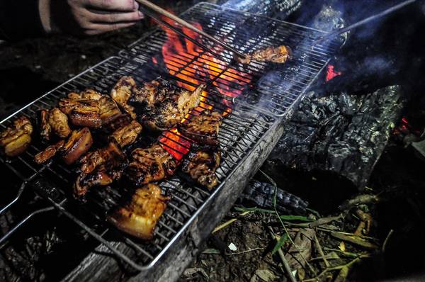 Sau những phút “chiến đấu” với cơn mưa nặng hạt, gió quật, là những phút quây quần bên nhau quanh bếp lửa hồng, với thịt nướng thơm phức. Ngay giây phút này đây, đối với cúng tôi, đó là sơn hào hải vị.