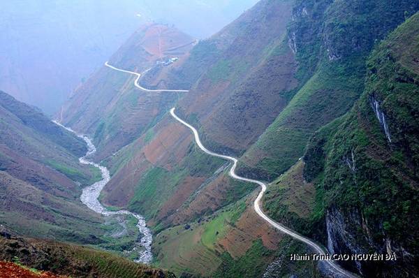 Miền đất Hà Giang thật khéo mê hoặc bao kẻ ưa khám phá bằng những con đường mềm mại vắt qua lưng chừng núi. 