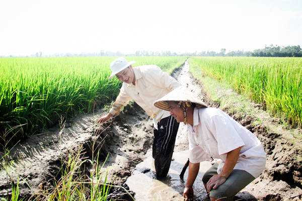 Sinh ra và lớn lên ở huyện Lấp Vò - Đồng Tháp trong một gia đình gắn bó với nghề nông, Minh Luân bắt đầu làm ruộng từ nhỏ nên anh rất thân thuộc với những công việc đồng áng. 