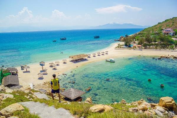 Để đi được đảo Yến, các bạn tới cảng Cầu Đá, Nha Trang, mua vé tàu ra Đảo. Vì đây là đảo thuộc quản lý du lịch của công ty Yến sào Khánh Hòa, các bạn không thể đi tự túc mà phải mua vé. Du khách chỉ được tham quan trong ngày, với giá 350.000 đồng một người, bao gồm ăn sáng, nước yến, bánh ngọt, cơm trưa và trái cây nhẹ buổi chiều. 