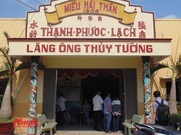 Lăng cá Ông: Lăng cá Ông là tên dân gian của lăng ông Thủy Tướng ở xã Cần Thạnh, hiện đang thờ cúng bộ xương cá voi dài 12 m. Con cá voi này gặp nạn, trôi dạt vào bờ vào năm 1971. Nhân dân tại đây ập đền thờ cúng. Đến năm 2001, Viện Bảo tàng TP HCM đã cử chuyên gia phục dựng lại bộ xương của ông. Ảnh: Báo Phụ Nữ TP HCM. 